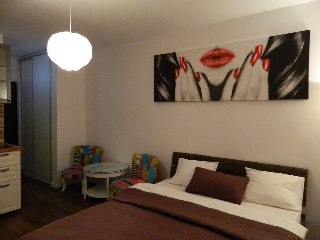 12 O'Clock Studio Boekarest Kamer foto